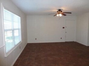 803-805 Oran Cir in Bryan, TX - Building Photo - Interior Photo