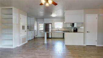 3923 Olive St, Unit B in Bryan, TX - Building Photo