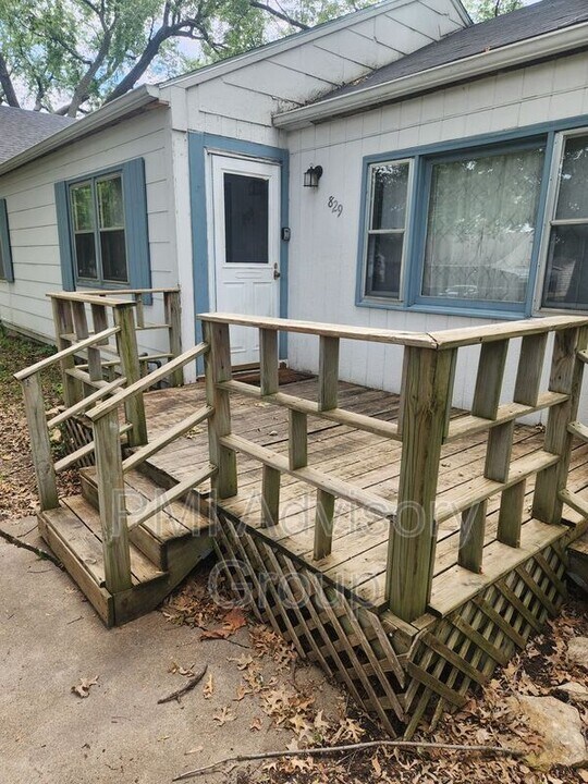 829 SW Cambridge Ave in Topeka, KS - Building Photo
