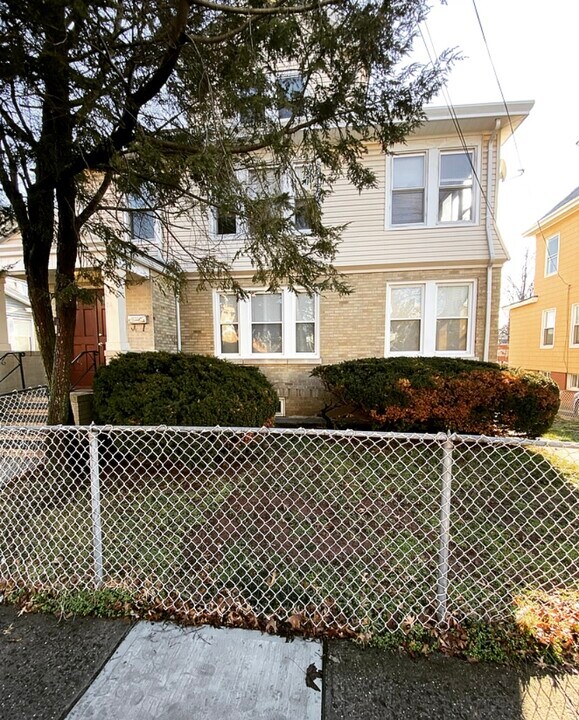 56 Chapman Pl, Unit 2 in Irvington, NJ - Building Photo