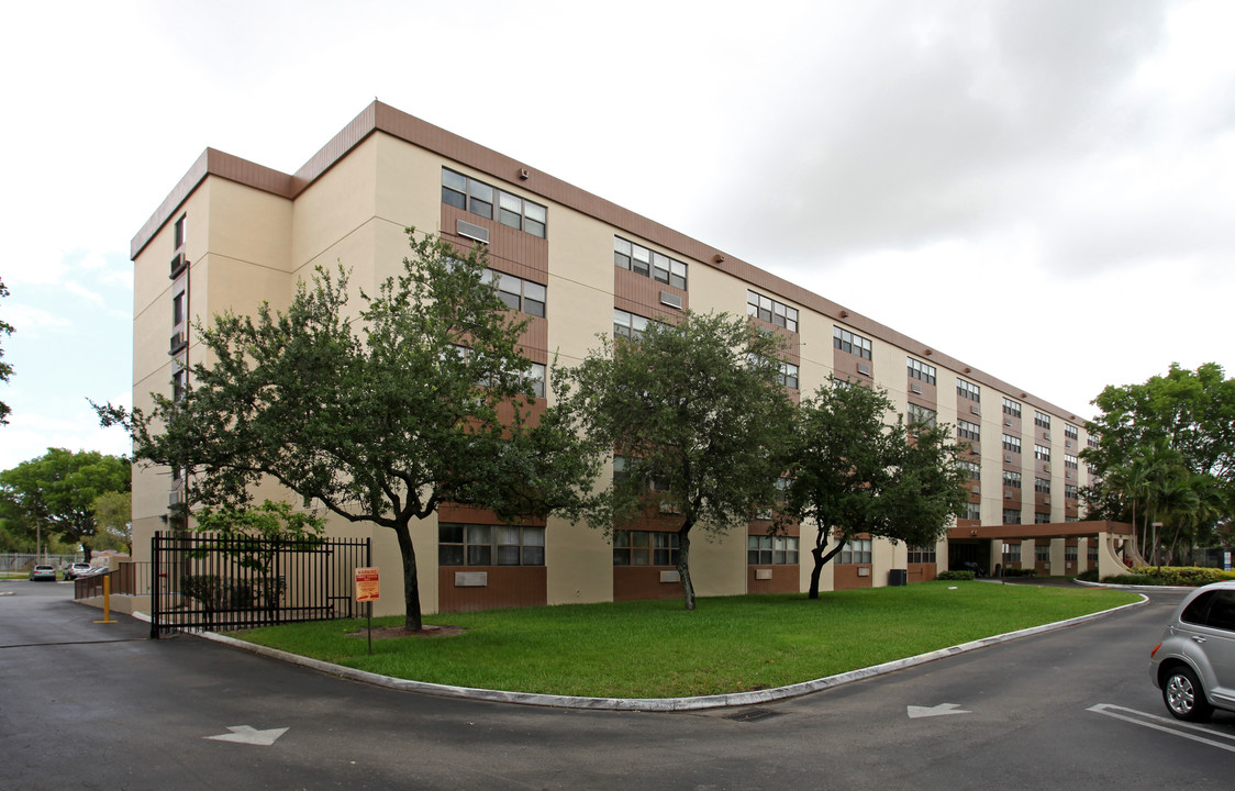 Hadley Gardens Apartments in Miami, FL - Building Photo