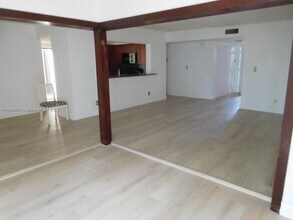 323 Ives Dairy Rd in North Miami Beach, FL - Building Photo - Building Photo
