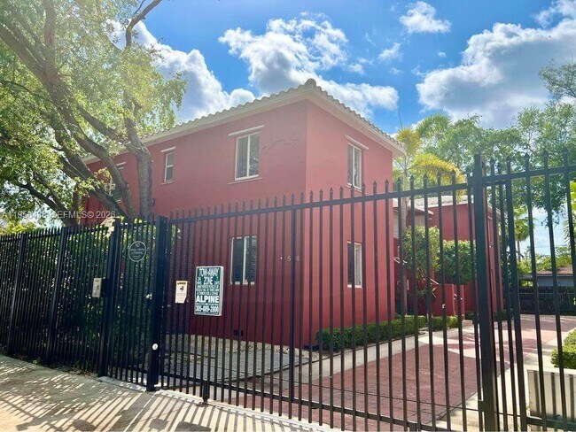 544 NE 62nd St in Miami, FL - Foto de edificio - Building Photo