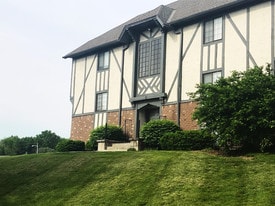 Cambridge at River Oaks in Kansas City, KS - Building Photo