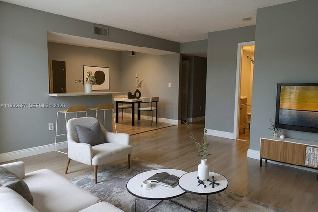 350 Palm Cir W, Unit 201 in Pembroke Pines, FL - Foto de edificio - Building Photo