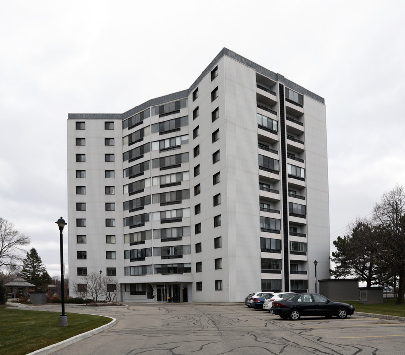 Glen Royal Condominiums in Waterloo, ON - Building Photo