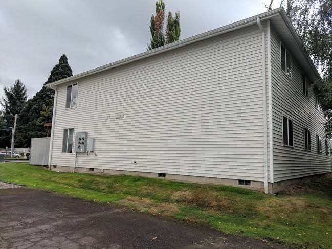 142 College St N in Monmouth, OR - Foto de edificio - Building Photo