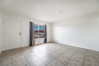 585 S Royal Crest Cir in Las Vegas, NV - Building Photo - Building Photo