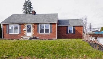 1233 29th St NE in Canton, OH - Building Photo