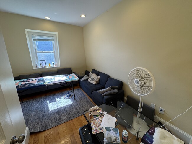208 Holland St, Unit 2 in Somerville, MA - Building Photo - Building Photo