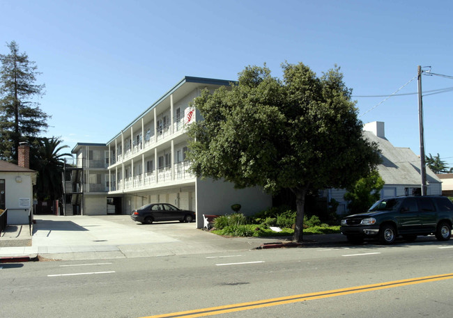 Douglas Flats in San Leandro, CA - Building Photo - Building Photo