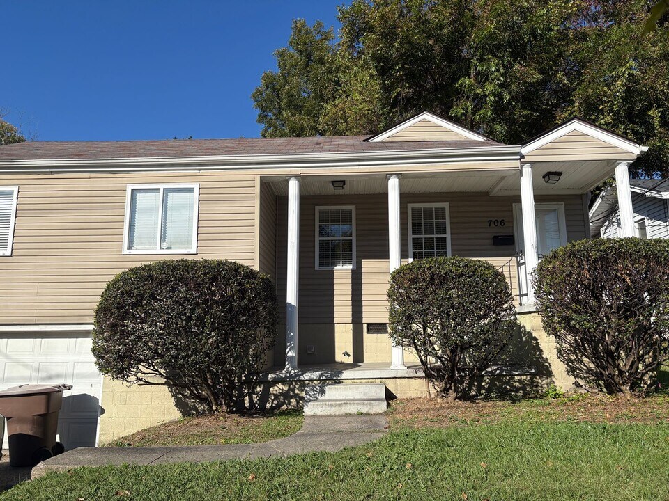 706 S Benbow Rd in Greensboro, NC - Building Photo
