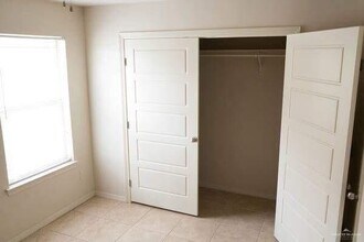 7 Taxco Ct-Unit -2 in Edinburg, TX - Foto de edificio - Building Photo