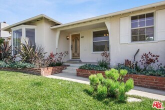 8150 Kenyon Ave in Los Angeles, CA - Foto de edificio - Building Photo