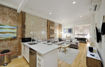 348 W 45th St in New York, NY - Foto de edificio - Building Photo