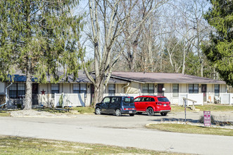 Robin Court Apartments in Zanesville, OH - Foto de edificio - Building Photo