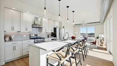 The Finch in Edina, MN - Foto de edificio - Building Photo