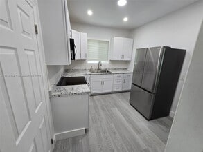 1637 SW 17th St in Miami, FL - Foto de edificio - Building Photo