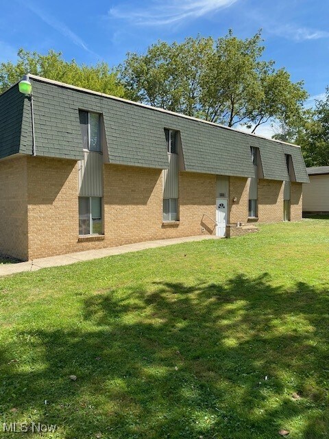 27 Wayne St SE in Niles, OH - Building Photo