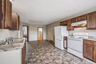 106 E 5th St in Starbuck, MN - Building Photo