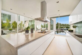 1011 W 48th St in Miami Beach, FL - Building Photo - Building Photo