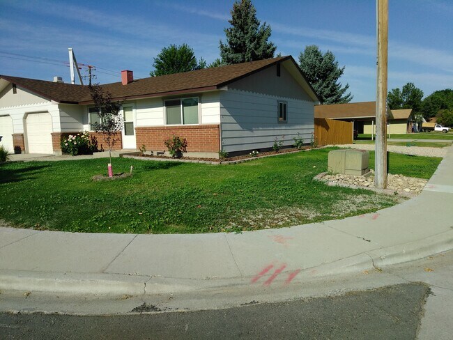 5555 N Millrun Ave in Garden City, ID - Building Photo - Building Photo