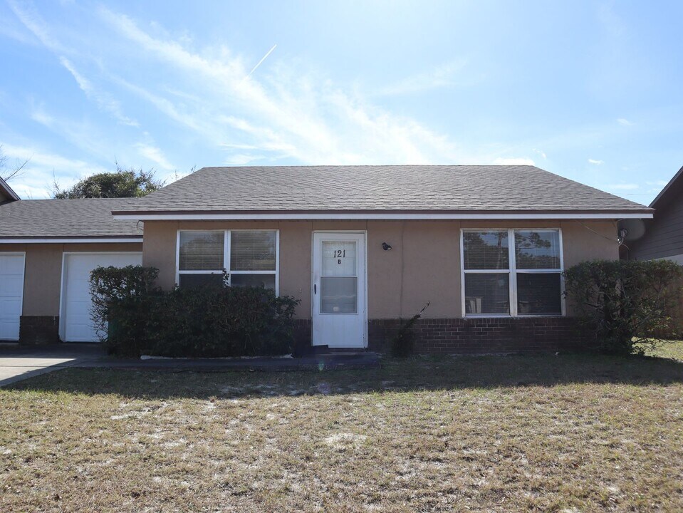 121 Cascade St in Deltona, FL - Building Photo