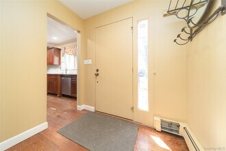 143 Round Hill Rd in Roslyn Heights, NY - Building Photo - Building Photo