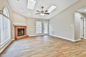 215 Courtyard Ln in Fayetteville, GA - Foto de edificio - Building Photo