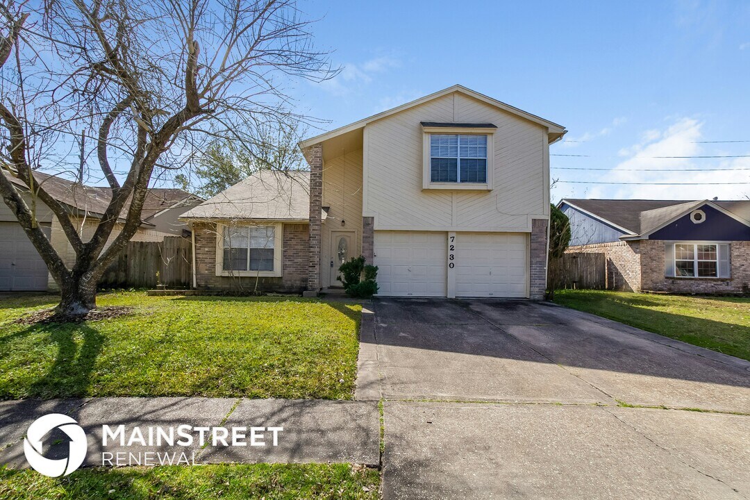 7230 Blanco Pines Dr in Humble, TX - Building Photo