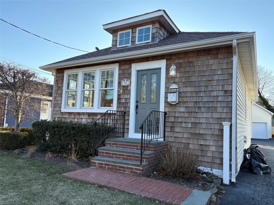 58 Weiden St in Farmingdale, NY - Building Photo