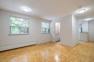 549-573 N Service Rd in Mississauga, ON - Building Photo