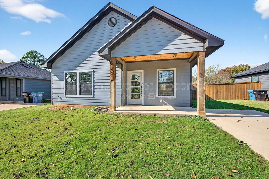 1431 S 7th Ave in Denison, TX - Building Photo