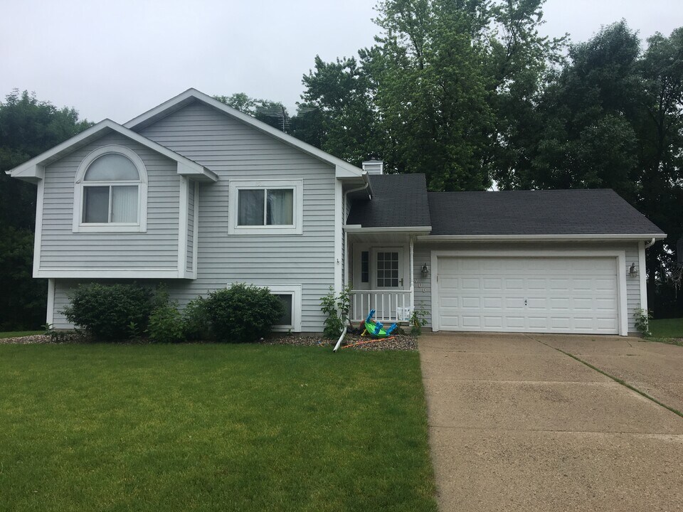 406 Willow Creek Dr in Owatonna, MN - Building Photo