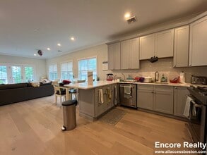 32 Cummins Hwy, Unit 4 in Boston, MA - Building Photo - Building Photo