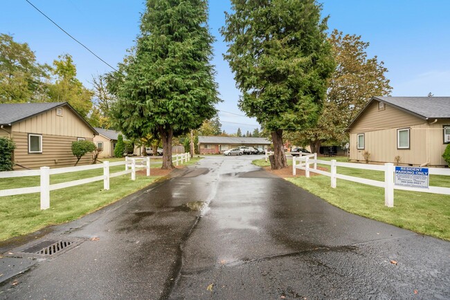 Cottonwood Court in Vancouver, WA - Building Photo - Building Photo