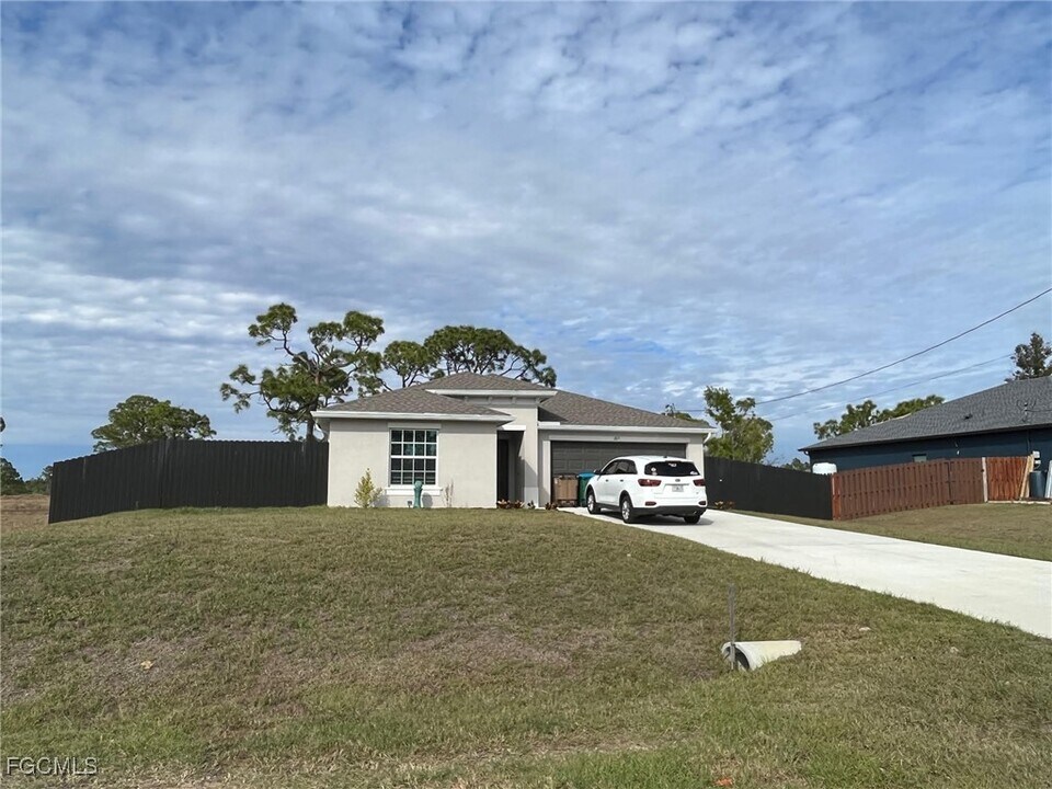 1815 NW 31st St in Cape Coral, FL - Foto de edificio