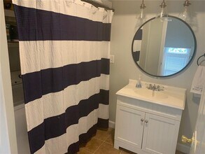 33 Van Zandt Ave in Newport, RI - Building Photo - Building Photo