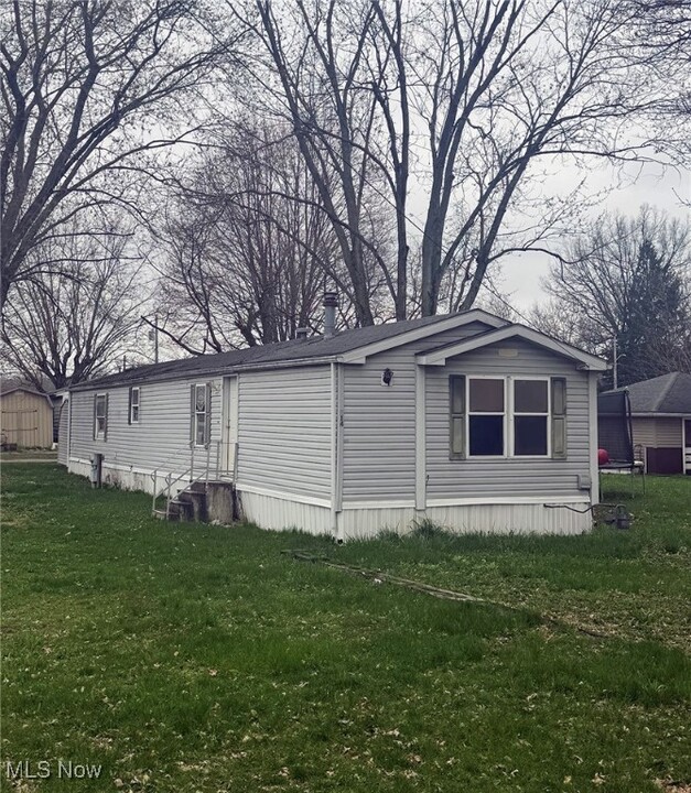 214 6th Ave NW in Beach City, OH - Foto de edificio