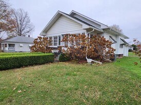 1050 Walnut St in Clinton, IN - Building Photo