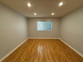 6718 Sylmar Ave, Unit 202 in Van Nuys, CA - Foto de edificio - Building Photo