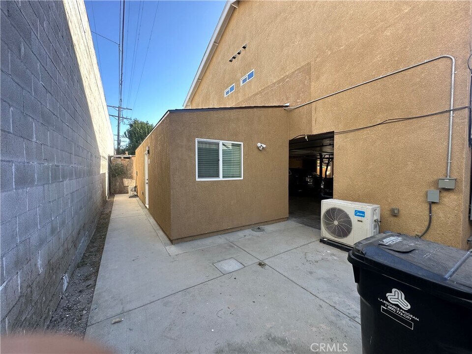 14233 Tiara St in Los Angeles, CA - Building Photo
