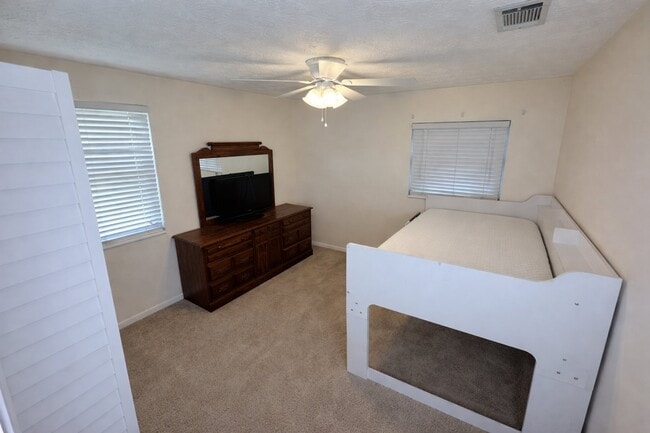 8229 Frost St N in Jacksonville, FL - Foto de edificio - Building Photo