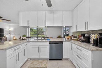 100 Miramar Ave in Royal Palm Beach, FL - Foto de edificio - Building Photo