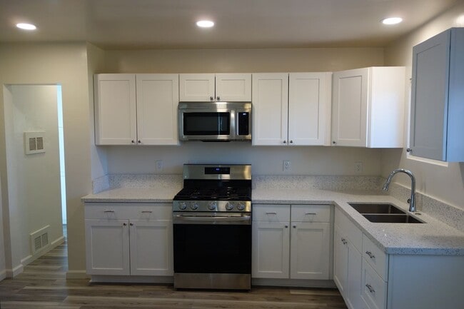 7384 Elata in Yucca Valley, CA - Foto de edificio - Building Photo