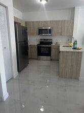 7190 SW 15th St, Unit B2 in Miami, FL - Foto de edificio - Building Photo