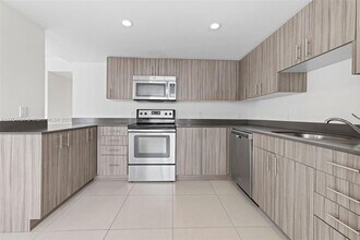 910 West Ave, Unit 0800 in Miami Beach, FL - Building Photo - Building Photo