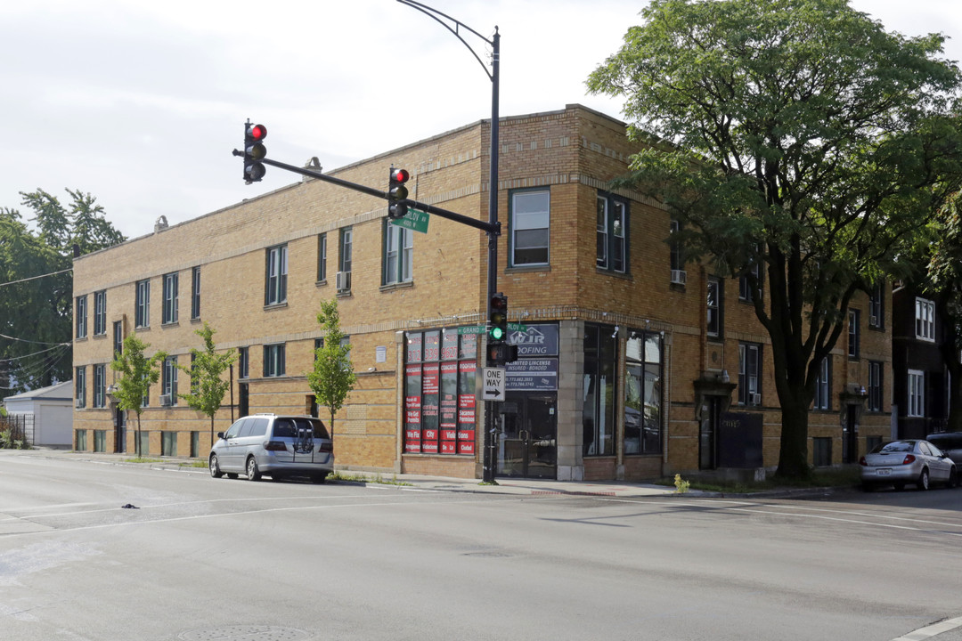 4061 W Grand Ave in Chicago, IL - Building Photo