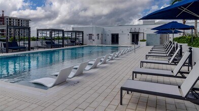 19401 W Dixie Hwy in Miami, FL - Foto de edificio - Building Photo