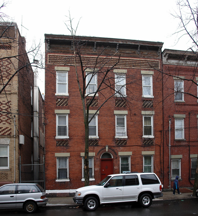 601 N 6th St in Newark, NJ - Foto de edificio - Building Photo